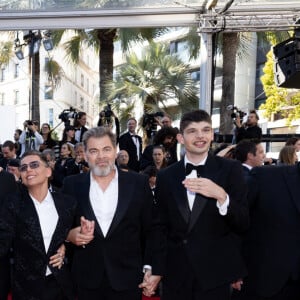 Odile Maurin, présidente d'Handi-Social, elle, a déclaré qu'"Artus se contente de proposer une cage dorée pour se donner bonne conscience". Un débat qui risque de faire jaser. 
Alice Belaidi, Artus, Clovis Cornillac, Marc Riso et l'équipe du film "Un p'tit truc en plus" à la montée des marches du film "Le comte de Monte-Cristo" lors du 77ème Festival International du Film de Cannes, le 22 mai 2024