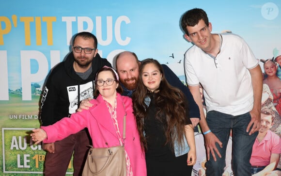 Gad Abecassis, Marie Colin, Marc Riso, Mayane Sarah El Baze et Thibaut Conan à l'avant-première du film "Un p'tit truc en plus" au cinema UGC Normandie à Paris le 25 avril 2024