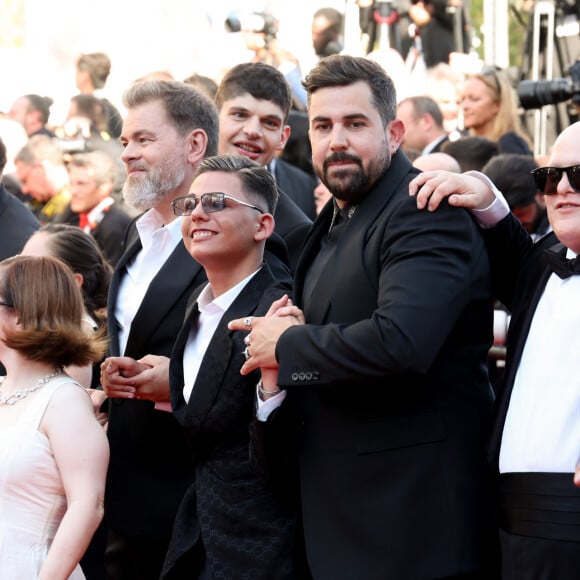 Clovis Cornillac, Artus, Alice Belaidi et l'équipe du film "Un p'tit truc en plus" - Montée des marches du film " Le comte de Monte-Cristo " lors du 77ème Festival International du Film de Cannes, au Palais des Festivals à Cannes. Le 22 mai 2024 © Jacovides-Moreau / Bestimage