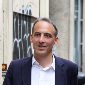 Raphael Glucksmann, député européen et co-président du mouvement Place Publique, fait la queue devant un bureau de vote pour voter lors du premier tour des élections législatives, le 30 juin 2024