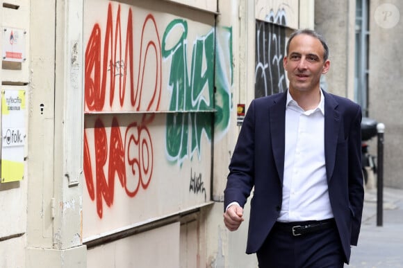 Raphael Glucksmann, député européen et co-président du mouvement Place Publique, fait la queue devant un bureau de vote pour voter lors du premier tour des élections législatives, le 30 juin 2024