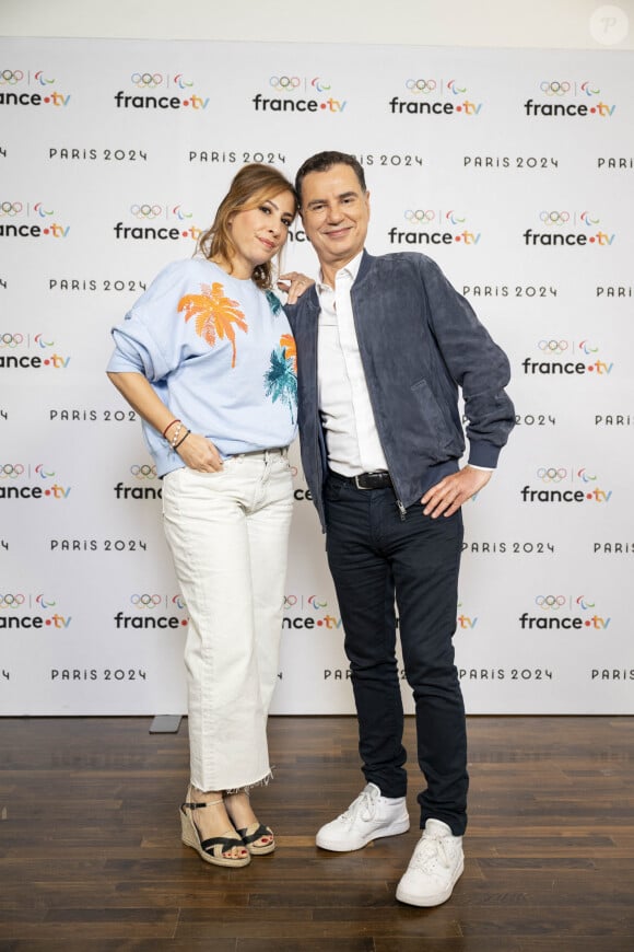 Léa Salamé et Laurent Luyat lors de la présentation des journalistes et chroniqueurs de France Télévisions pour les Jeux Olympiques 2024 au musée de l'Homme à Paris, le 11 juin 2024