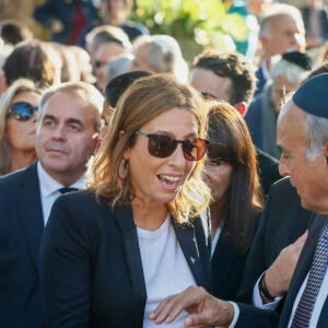 Léa Salamé et Xavier Bertrand aux obsèques du journaliste Jean-Pierre Elkabbach au cimetière du Montparnasse dans le 14ème arrondissement de Paris, le 6 octobre 2023