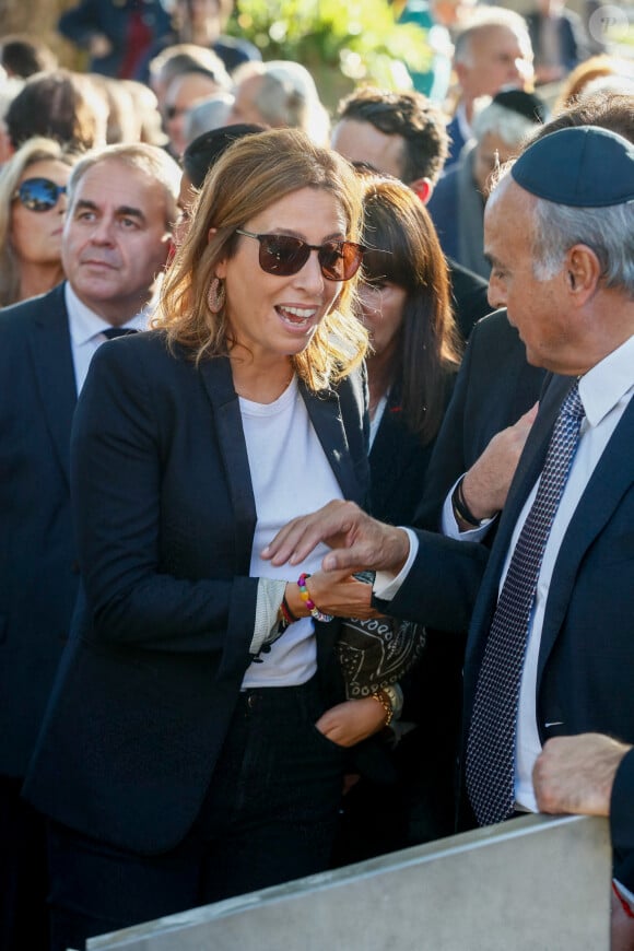 Léa Salamé et Xavier Bertrand aux obsèques du journaliste Jean-Pierre Elkabbach au cimetière du Montparnasse dans le 14ème arrondissement de Paris, le 6 octobre 2023