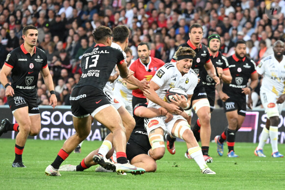 La femme de 39 ans accuse Hugo Auradou et Oscar Jegou de viol
 
Oscar Jégou lors de la J25 du Top14 opposant le Stade Toulousain au Stade Rochelais au Stadium de Toulouse, le 2 juin 2024.