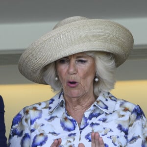 La reine consort d'Angleterre, Camilla Parker Bowles lors du QIPCO King George Day à Ascot