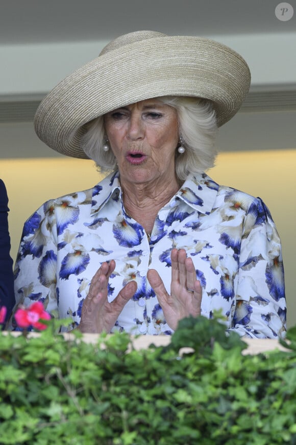 La reine consort d'Angleterre, Camilla Parker Bowles lors du QIPCO King George Day à Ascot