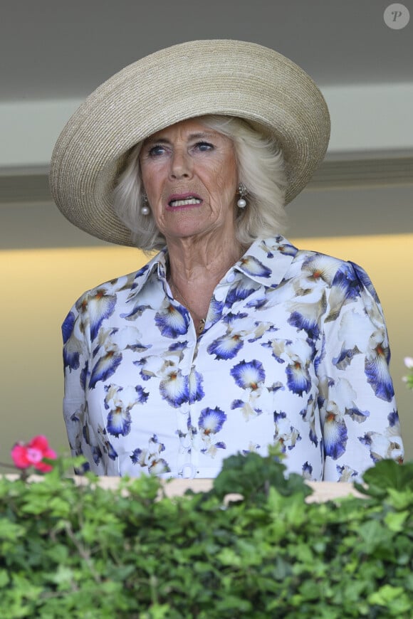 La reine consort d'Angleterre, Camilla Parker Bowles lors du QIPCO King George Day à Ascot