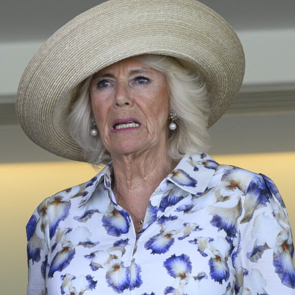 La reine consort d'Angleterre, Camilla Parker Bowles lors du QIPCO King George Day à Ascot