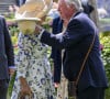 Élégante dans une robe à imprimé iris, elle a pu retrouver son ex-mari Andrew Parker-Bowles 
La reine consort d'Angleterre, Camilla Parker Bowles embrasse son ex mari Andrew Parker Bowles lors du QIPCO King George Day à Ascot le 27 juillet 2024. 