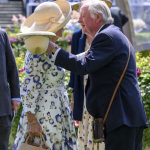 Élégante dans une robe à imprimé iris, elle a pu retrouver son ex-mari Andrew Parker-Bowles 
La reine consort d'Angleterre, Camilla Parker Bowles embrasse son ex mari Andrew Parker Bowles lors du QIPCO King George Day à Ascot le 27 juillet 2024. 