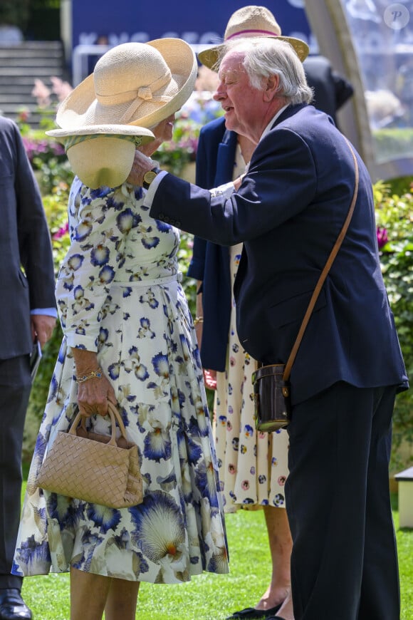 Élégante dans une robe à imprimé iris, elle a pu retrouver son ex-mari Andrew Parker-Bowles 
La reine consort d'Angleterre, Camilla Parker Bowles embrasse son ex mari Andrew Parker Bowles lors du QIPCO King George Day à Ascot le 27 juillet 2024. 