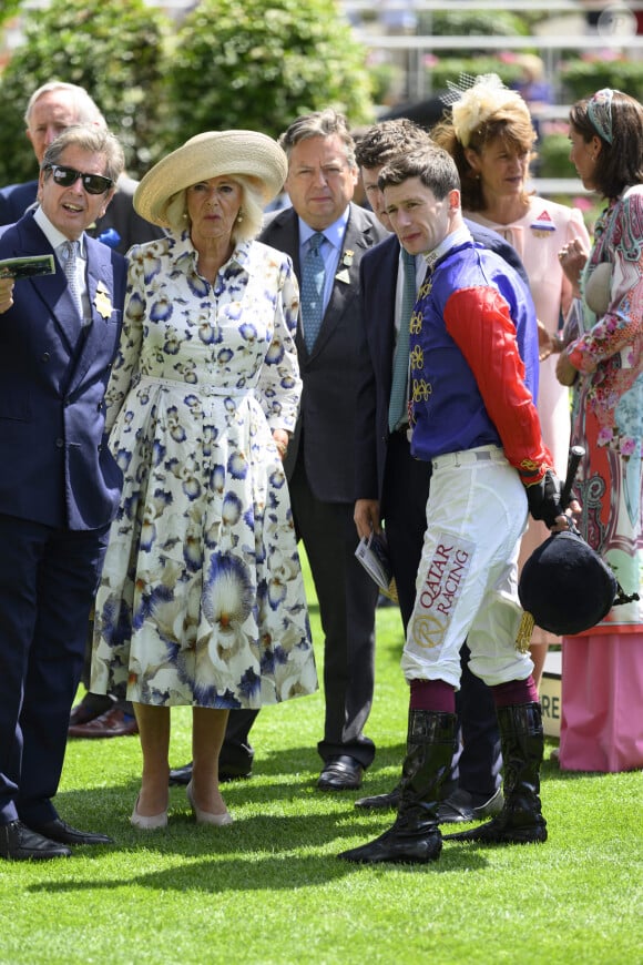 La reine consort d'Angleterre, Camilla Parker Bowles lors du QIPCO King George Day à Ascot