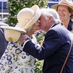 Au point d'afficher une certaine proximité lors de leurs retrouvailles !
La reine consort d'Angleterre, Camilla Parker Bowles et son ex mari Andrew Parker Bowles lors du QIPCO King George Day à Ascot