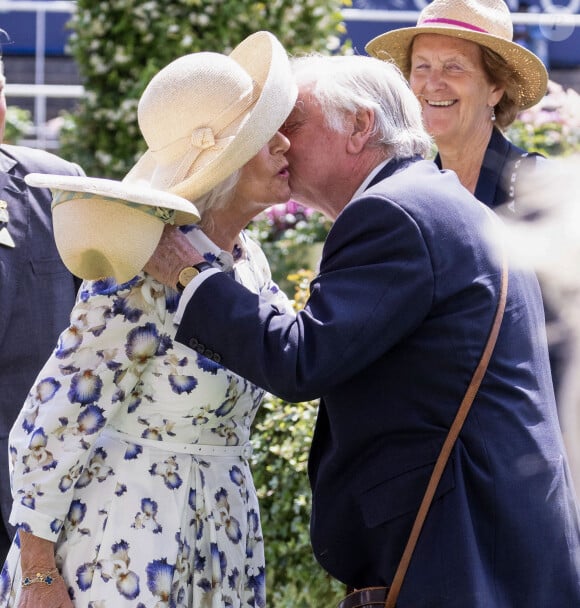 Au point d'afficher une certaine proximité lors de leurs retrouvailles !
La reine consort d'Angleterre, Camilla Parker Bowles et son ex mari Andrew Parker Bowles lors du QIPCO King George Day à Ascot