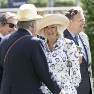 Les aventures répétées d'Andrew avec d'autres femmes, y compris des amies de Camilla, sont l'une des raisons pour lesquelles leur relation était si instable à l'époque.
La reine consort d'Angleterre, Camilla Parker Bowles et son ex mari Andrew Parker Bowles lors du QIPCO King George Day à Ascot