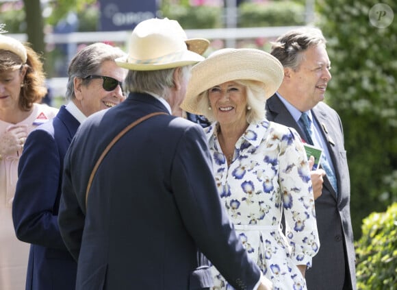 Les aventures répétées d'Andrew avec d'autres femmes, y compris des amies de Camilla, sont l'une des raisons pour lesquelles leur relation était si instable à l'époque.
La reine consort d'Angleterre, Camilla Parker Bowles et son ex mari Andrew Parker Bowles lors du QIPCO King George Day à Ascot