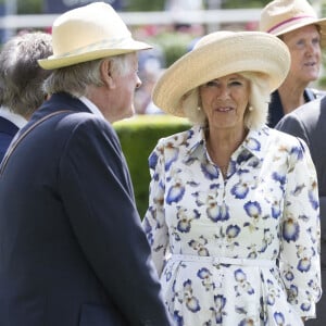 Pour rappel selon le Dailymail, la relation entre Camilla et Andrew a débuté en 1965, lorsque Simon, le frère d'Andrew, les a présentés l'un à l'autre. 
La reine consort d'Angleterre, Camilla Parker Bowles et son ex mari Andrew Parker Bowles lors du QIPCO King George Day à Ascot