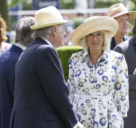 Pour rappel selon le Dailymail, la relation entre Camilla et Andrew a débuté en 1965, lorsque Simon, le frère d'Andrew, les a présentés l'un à l'autre. 
La reine consort d'Angleterre, Camilla Parker Bowles et son ex mari Andrew Parker Bowles lors du QIPCO King George Day à Ascot