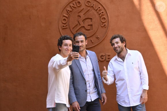 Un programme qui est également diffusé sur la plateforme de streaming Netflix
Louis Kretz,Valentin Kretz et Martin Kretz - La famille Kretz en tournage au village lors des Internationaux de France de tennis de Roland Garros 2024, à Paris, France, le 1er juin 2024. © Chryslene Caillaud/Panoramic/Bestimage 