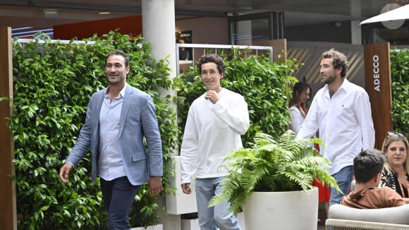 Louis Kretz,Valentin Kretz et Martin Kretz - La famille Kretz en tournage au village lors des Internationaux de France de tennis de Roland Garros 2024, à Paris, France, le 1er juin 2024. © Chryslene Caillaud/Panoramic/Bestimage 