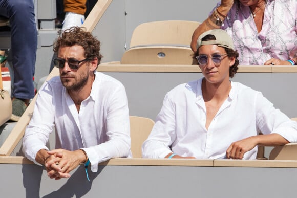 La famille Kretz (série L'Agence sur TMC et Netflix) dans les tribunes lors des Internationaux de France de Tennis de Roland Garros 2023. Paris, le 10 juin 2023. © Jacovides-Moreau / Bestimage 