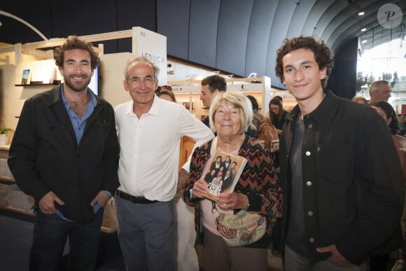 Sandrine et Valentin Kretz se sont confiés à ce sujet dans les colonnes de Télé-Loisirs
Majo Kretz, Olivier Kretz et ses deux enfants Martin et Raphael Kretz - La Famille Kretz lors du Festival du Livre de Paris , France, le 12 avril 2024. © Jack Tribeca / Bestimage