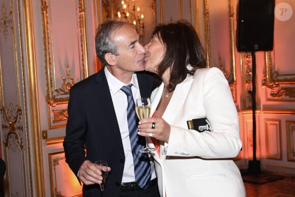 Exclusif - La famille Kretz : "L'Agence" sur TMC : Olivier et Sandrine Kretz - Soirée de gala des 50 ans de la Fondation Claude Pompidou à l'Hôtel Marcel Dassault à Paris le 12 avril 2022. C'est à l'Hôtel Marcel Dassault, au rond-point des Champs Elysées, que s'est tenue le mardi 12 avril, la soirée de gala des 50 ans de la Fondation Claude Pompidou. Cette Fondation créée par l'épouse du Président Georges Pompidou, est la seule fondation de femmes de Présidents toujours en activité. Grâce à ses centres répartis en France, et ses équipes de bénévoles, elle vient en aide aux enfants handicapés, aux malades d'Alzheimer, aux personnes atteintes d'autisme et aux personnes vulnérables. La soirée de gala, présentée par le journaliste Frédéric.Taddéi, est organisée et financée par Monique Pozzo di Borgo, Natacha.Dassault et Marie-Héléne Habert-Dassault. Elle a réunit des personnalités de tous horizons autour d'une vente aux enchères au profit de la Fondation, orchestrée par le commissaire-priseur d'Artcurial, Arnaud Oliveux, en présence d'Alain Pompidou Président de la Fondation et son épouse Nicole, de Laurent.Dassault, Victor.Habert- Dassault, David de.Rothschild et de Richard.Hutin, directeur général de la Fondation Claude Pompidou. Rachid Bellak / LMS / Bestimage