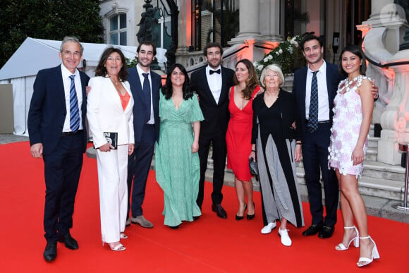 La famille Kretz : "L'Agence" sur TMC : Olivier Kretz, Sandrine Kretz, Louis Kretz, guest, Martin Kretz et sa femme Eve von Romberg, Majo (la grand-mère), Valentin Kretz et sa femme Charina Sarte - Soirée de gala des 50 ans de la Fondation Claude Pompidou à l'Hôtel Marcel Dassault à Paris le 12 avril 2022. C'est à l'Hôtel Marcel Dassault, au rond-point des Champs Elysées, que s'est tenue le mardi 12 avril, la soirée de gala des 50 ans de la Fondation Claude Pompidou. Cette Fondation créée par l'épouse du Président Georges Pompidou, est la seule fondation de femmes de Présidents toujours en activité. Grâce à ses centres répartis en France, et ses équipes de bénévoles, elle vient en aide aux enfants handicapés, aux malades d'Alzheimer, aux personnes atteintes d'autisme et aux personnes vulnérables.  La soirée de gala,  présentée par le journaliste  Frédéric.Taddéi, est organisée et financée par Monique Pozzo di Borgo, Natacha.Dassault et Marie-Héléne Habert-Dassault. Elle a réunit des personnalités de tous horizons autour d'une vente aux enchères au profit de la Fondation, orchestrée par le commissaire-priseur d'Artcurial, Arnaud Oliveux, en présence d'Alain Pompidou Président de la Fondation et son épouse Nicole, de Laurent.Dassault, Victor.Habert- Dassault, David de.Rothschild et de Richard.Hutin, directeur général de la Fondation Claude Pompidou. Rachid Bellak / LMS / Bestimage 