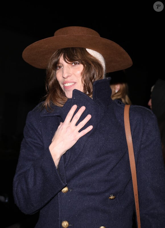 Lou Doillon - Arrivées des personnalités au défilé AMI collection homme automne/hiver 2024/2025 lors de la fashion week à Paris (PFW) le 18 janvier 2024. © Denis Guignebourg / Bestimage 