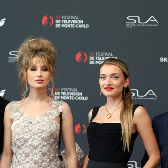 Le feuilleton quotidien est en fait le spin-off d'une autre série de TF1 : Demain nous appartient
Frédéric Diefenthal, Benjamin Douba-Paris, Lou Ladegaillerie et Catherine Davydzenka de la série Ici Tout Commence sur le tapis rouge du photocall de la cérémonie d'ouverture du 62ème Festival de Télévision de Monte-Carlo, à Monaco, le 16 juin 2023. © Cyril Dodergny/Nice Matin/BestImage 