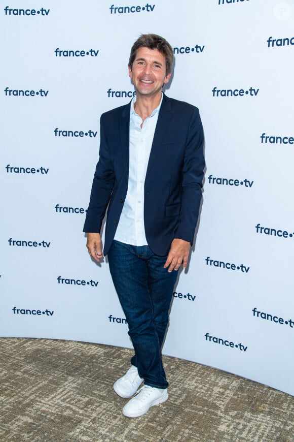 Thomas Sotto lors du photocall dans le cadre de la conférence de presse de France Télévisions au Pavillon Gabriel à Paris, France, le 24 août 2021. © Pierre Perusseau/Bestimage 