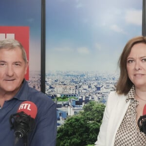 Exclusif - Yves Calvi, Jade - Tournage de l'émission "Sketch Story". Le 12 septembre 2022 C'est l'une des nouveautés de cette rentrée 2022. Samedi 8 octobre à 21h10, retrouvez " Sketch Story ", la nouvelle création originale de France 2 dans laquelle les stars de l'humour vont réinterpréter leurs sketchs les plus célèbres dans de courtes fictions ! Dans ce show d'humour inédit, présenté par L.Boccolini, découvrez les sketchs cultes comme vous ne les avez jamais vus : " Le train pour Pau " de Chevallier et Laspalès, " Les coiffeuses " des Chevaliers du Fiel, " Le permis de conduire " de M.Robin et P.Palmade, " Le cocktail mondain " d'A.Roumanoff, " Les pétasses " des Inconnus, " François Hollande " de L.Gerra,  " Madame Sarfati : Allô la police " d'É.Kakou, " Chère Maman " de R.Magdane, etc. L'émission sera aussi l'occasion pour les invités de la soirée de vous présenter sur scène leurs sketchs les plus drôles. Humour, convivialité et originalité... Une soirée de rire totalement inédite à découvrir exclusivement sur France 2 ! © Jack Tribeca / Bestimage 