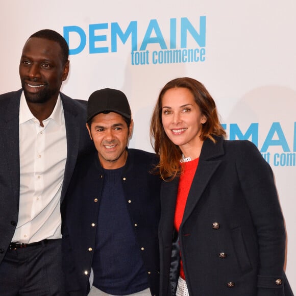 Tout comme Jamel Debbouze avec sa femme Mélissa
Omar Sy, Jamel Debbouze et sa femme Mélissa Theuriau - Avant première du film "Demain tout commence" au Grand Rex à Paris le 28 novembre 2016. © Coadic Guirec/Bestimage