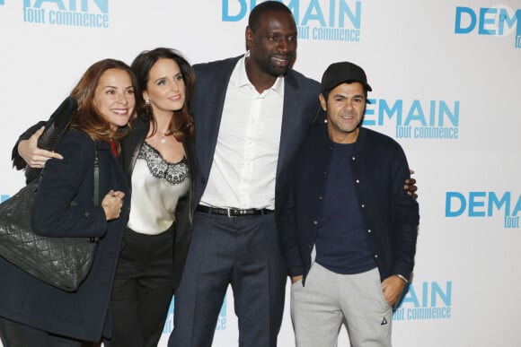 Mélissa Theuriau, Hélène Sy, Omar Sy et Jamel Debbouze lors de l'avant-première du film "Demain tout commence" au Grand Rex à Paris le 28 novembre 2016.