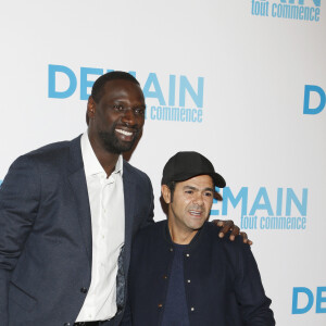 Omar Sy et Jamel Debbouze lors de l'avant-première du film "Demain tout commence" au Grand Rex à Paris le 28 novembre 2016.