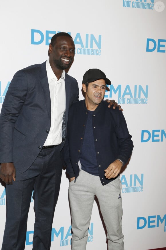 Omar Sy et Jamel Debbouze lors de l'avant-première du film "Demain tout commence" au Grand Rex à Paris le 28 novembre 2016.