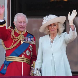 Le roi Charles III d'Angleterre et la reine consort Camilla - Les membres de la famille royale britannique au balcon du Palais de Buckingham lors de la parade militaire "Trooping the Colour" à Londres le 15 juin 2024 © Julien Burton / Bestimage 