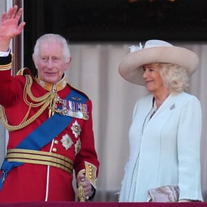 Le roi Charles III d'Angleterre et la reine consort Camilla - Les membres de la famille royale britannique au balcon du Palais de Buckingham lors de la parade militaire "Trooping the Colour" à Londres le 15 juin 2024 © Julien Burton / Bestimage 