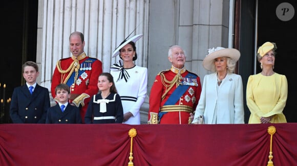 Le prince William, prince de Galles, Catherine (Kate) Middleton, princesse de Galles, le prince George de Galles, le prince Louis de Galles, la princesse Charlotte de Galles, le roi Charles III d'Angleterre, Camilla Parker Bowles, reine consort d'Angleterre et Sophie Rhys-Jones, duchesse d'Edimbourg - Les membres de la famille royale britannique au balcon du Palais de Buckingham lors de la parade militaire "Trooping the Colour" à Londres, Royaume Uni, le 15 juin 2024. © Backgrid UK/Bestimage 