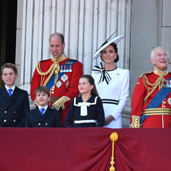 Le prince William, prince de Galles, Catherine (Kate) Middleton, princesse de Galles, le prince George de Galles, le prince Louis de Galles, la princesse Charlotte de Galles, le roi Charles III d'Angleterre, Camilla Parker Bowles, reine consort d'Angleterre et Sophie Rhys-Jones, duchesse d'Edimbourg - Les membres de la famille royale britannique au balcon du Palais de Buckingham lors de la parade militaire "Trooping the Colour" à Londres, Royaume Uni, le 15 juin 2024. © Backgrid UK/Bestimage 