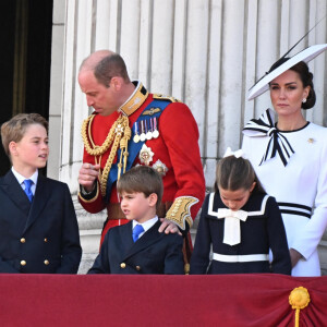 Et de compléter : "Nous envoyons notre amour, nos pensées et nos prières à toutes les personnes impliquées dans cette attaque horrible et odieuse".
Le prince William, prince de Galles, Catherine (Kate) Middleton, princesse de Galles, le prince George de Galles, le prince Louis de Galles, la princesse Charlotte de Galles, le roi Charles III d'Angleterre et Camilla Parker Bowles, reine consort d'Angleterre,- Les membres de la famille royale britannique au balcon du Palais de Buckingham lors de la parade militaire "Trooping the Colour" à Londres, Royaume Uni, le 15 juin 2024. © Backgrid UK/Bestimage 