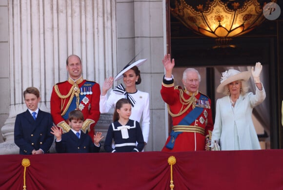 Le prince William, prince de Galles, Catherine (Kate) Middleton, princesse de Galles, le prince George de Galles, le prince Louis de Galles, la princesse Charlotte de Galles, le roi Charles III d'Angleterre et Camilla Parker Bowles, reine consort d'Angleterre,- Les membres de la famille royale britannique au balcon du Palais de Buckingham lors de la parade militaire "Trooping the Colour" à Londres, Royaume Uni, le 15 juin 2024. © Ian Vogler/MirrorPix/Bestimage 