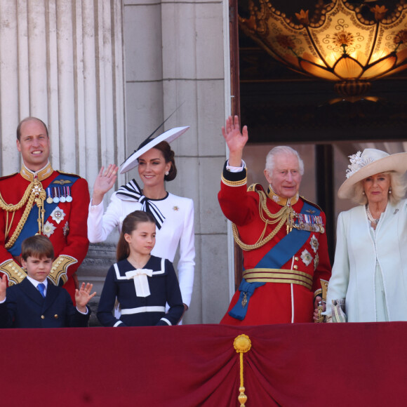 Le prince William, prince de Galles, Catherine (Kate) Middleton, princesse de Galles, le prince George de Galles, le prince Louis de Galles, la princesse Charlotte de Galles, le roi Charles III d'Angleterre et Camilla Parker Bowles, reine consort d'Angleterre,- Les membres de la famille royale britannique au balcon du Palais de Buckingham lors de la parade militaire "Trooping the Colour" à Londres, Royaume Uni, le 15 juin 2024. © Ian Vogler/MirrorPix/Bestimage 