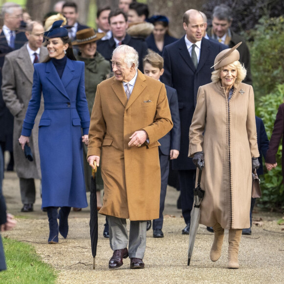 Le prince William, prince de Galles, et Catherine (Kate) Middleton, princesse de Galles, Le roi Charles III d'Angleterre et Camilla Parker Bowles, reine consort d'Angleterre, - Les membres de la famille royale assistent à l'office de Noël à l'église St Mary Magdalene de Sandringham, dans le Norfolk.