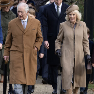 Le roi Charles III d'Angleterre et Camilla Parker Bowles, reine consort d'Angleterre - Le roi Charles III et la reine Camilla assistent à l'office religieux du jour de Noël à l'église St Mary Magdalene de Sandringham, dans le Norfolk. Date de la photo : lundi 25 décembre 2023.