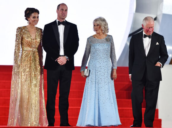 Le prince William, duc de Cambridge, Catherine Kate Middleton, la duchesse de Cambridge, le prince Charles et Camilla Parker Bowles, la duchesse de Cornouailles - Avant-première mondiale du film "James Bond - Mourir peut attendre (No Time to Die)" au Royal Albert Hall à Londres, le 28 septembre 2021. 