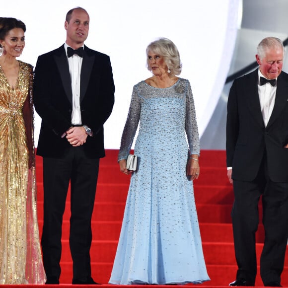 Le prince William, duc de Cambridge, Catherine Kate Middleton, la duchesse de Cambridge, le prince Charles et Camilla Parker Bowles, la duchesse de Cornouailles - Avant-première mondiale du film "James Bond - Mourir peut attendre (No Time to Die)" au Royal Albert Hall à Londres, le 28 septembre 2021. 