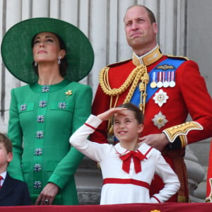 "En tant que parents, nous ne pouvons imaginer ce que vivent les familles, les amis et les proches des personnes tuées et blessées à Southport aujourd'hui", a souligné Kate Middleton et le prince William sur X.
La princesse Charlotte, Kate Catherine Middleton, princesse de Galles, le prince William de Galles - La famille royale d'Angleterre sur le balcon du palais de Buckingham lors du défilé "Trooping the Colour" à Londres. Le 17 juin 2023 