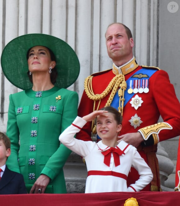 "En tant que parents, nous ne pouvons imaginer ce que vivent les familles, les amis et les proches des personnes tuées et blessées à Southport aujourd'hui", a souligné Kate Middleton et le prince William sur X.
La princesse Charlotte, Kate Catherine Middleton, princesse de Galles, le prince William de Galles - La famille royale d'Angleterre sur le balcon du palais de Buckingham lors du défilé "Trooping the Colour" à Londres. Le 17 juin 2023 